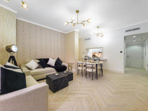 Luxury 2-bed Condo Full Burj Khalifa Lights View!
